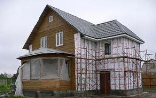 Como embainhar o exterior de uma casa de madeira: os melhores tipos de materiais e tecnologias para a sua instalação