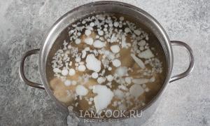 Ukrajinský boršč s vepřovým masem – klasický recept krok za krokem s fotografiemi
